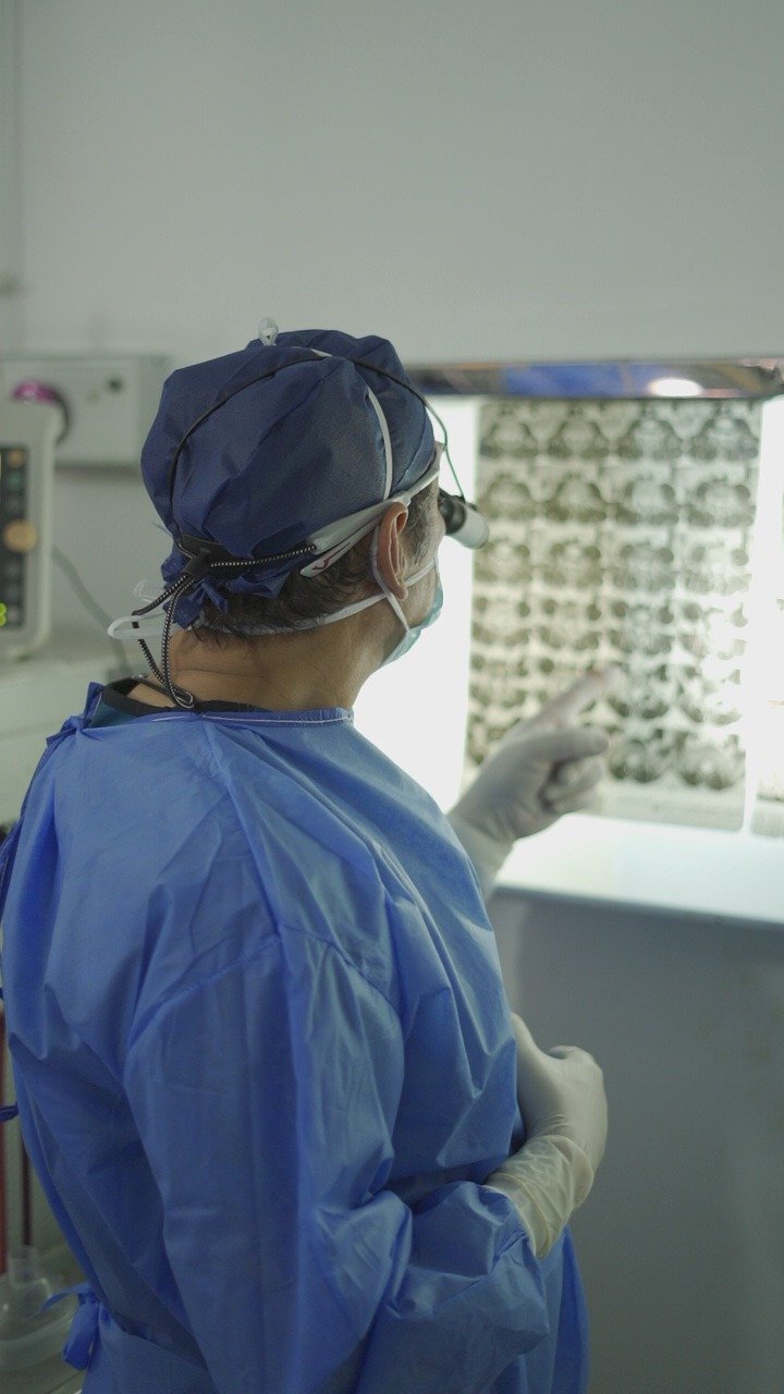 الدكتور يسري الحميلي استشاري أمراض الانزلاق الغضروفي