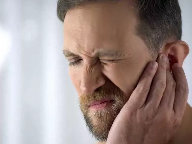 أسباب ألم العصب الخامس ومتى يحتاج تدخل جراحي؟