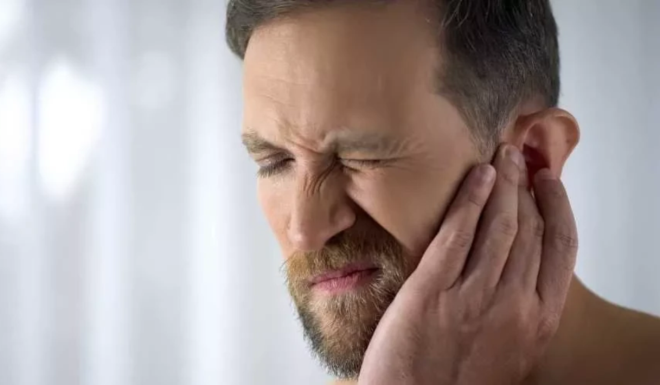 أسباب ألم العصب الخامس ومتى يحتاج تدخل جراحي؟